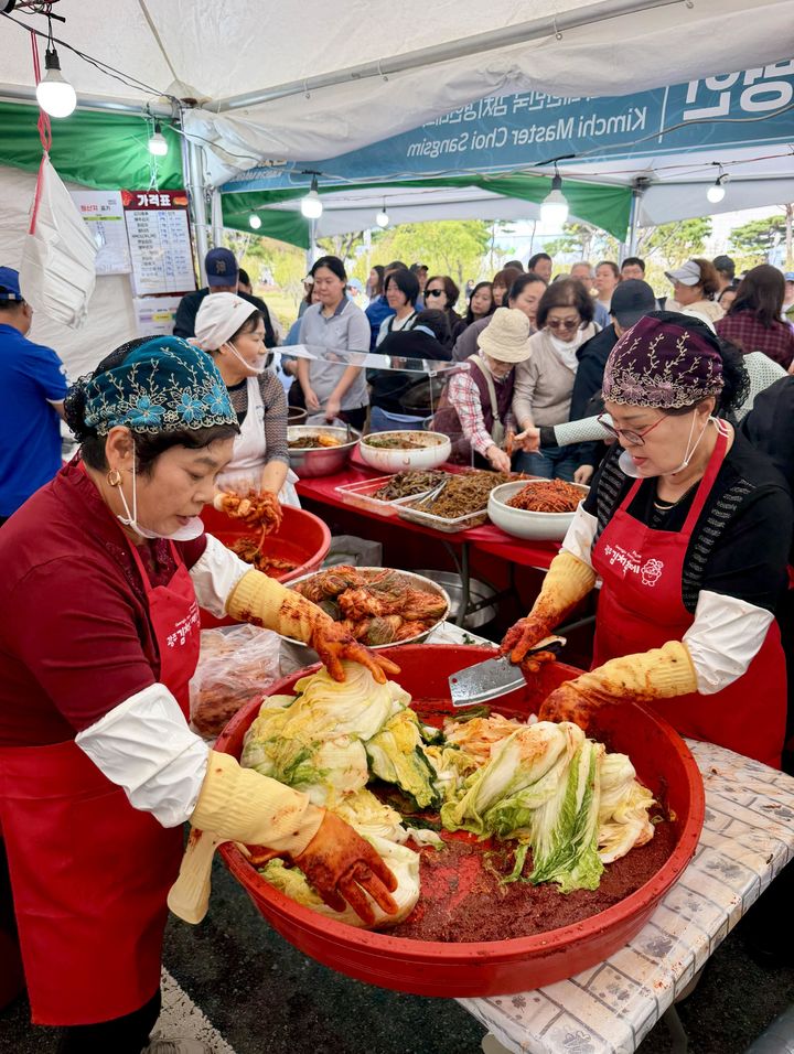 [전남광주=뉴시스] 송창헌 기자 =제33회 광주김치축제가 23일 전남광주통합특별시 광주청사 광장 일원에서 '압도하라! 김치파티'를 주제로 막을 올린 가운데 김치 판매장과 시식 현장이 인파로 북적이고 있다. (사진=통합특별시 제공) 2026.10.23 photo@newsis.com *재판매 및 DB 금지