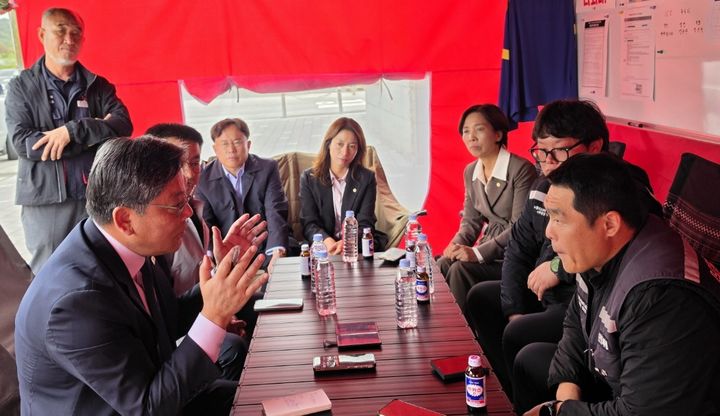 [영주=뉴시스] 노벨리스코리아 영주공장 노동조합 쟁의 현장 사무실에서 '노벨리스코리아 영주공장 쟁의 사태 해법 모색 간담회'가 열리고 있다. (사진=더불어민주당 영주영양봉화지역위원회 제공) 2026.10.23. photo@newsis.com *재판매 및 DB 금지