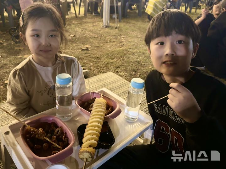 [대구=뉴시스] 정재익 기자 = 23일 오후 대구 동구 동촌유원지 해맞이다리 광장 일대에서 열린 '2026 대구 동구 막창축제'에서 어린이들이 먹거리를 즐기고 있다. 2026.10.23. jjikk@newsis.com
