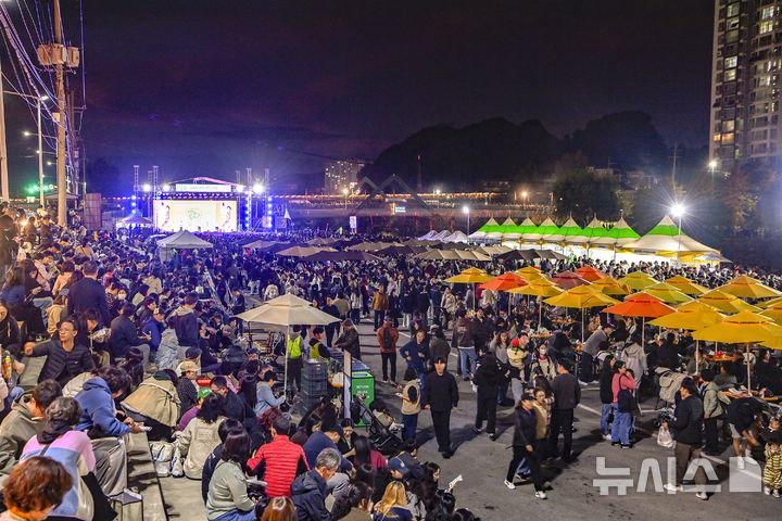 [원주=뉴시스] 이덕화 기자 = 23일 '2026 원주만두축제'가 열린 가운데 개막식이 열린 원주천 둔치가 축제장을 찾은 방문객들로 인산인해를 이루고 있다. 2026.10.23. wonder8768@newsis.com