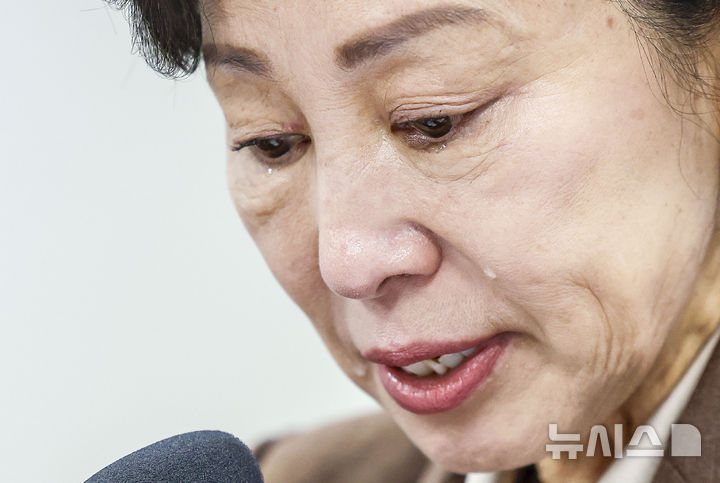 [서울=뉴시스] 정병혁 기자 = 남인순 더불어민주당 이태원참사특위 위원장이 23일 서울 여의도 국회 의원회관에서 열린 민주당 이태원참사특위 전체회의에서 모두발언을 하며 눈물을 흘리고 있다. 2026.10.23. jhope@newsis.com