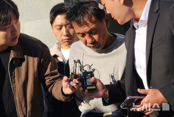 [인천=뉴시스] 김지현 기자 = 23일 인천 남동경찰서에서 지난 13일 인천 남동구 구월동의 대형 상업시설에서 이용객에 대해 흉기 난동으로 경찰에 구속된 최충락이 공소청에 송치되고 있다. 2026.10.23. kjh@newsis.com