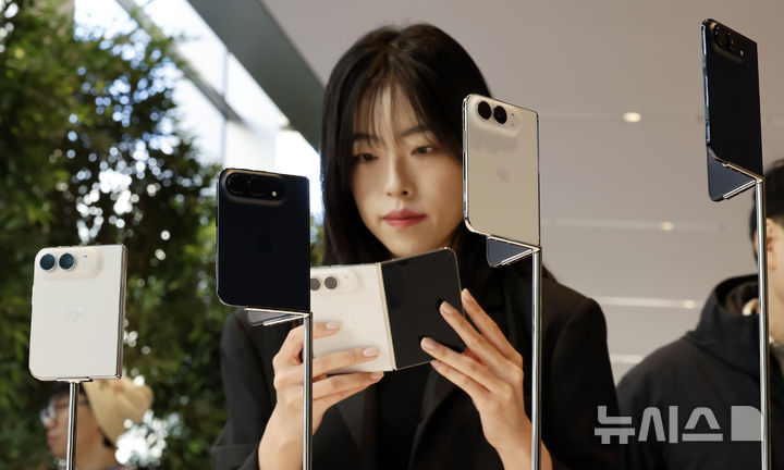 [서울=뉴시스] 김혜진 기자 = 애플의 첫 폴더블폰 아이폰 듀오가 정식 출시된 23일 서울 중구 명동 애플스토어에서 아이폰을 구매하려는 고객들이 제품을 살펴보고 있다. 2026.10.23. jini@newsis.com
