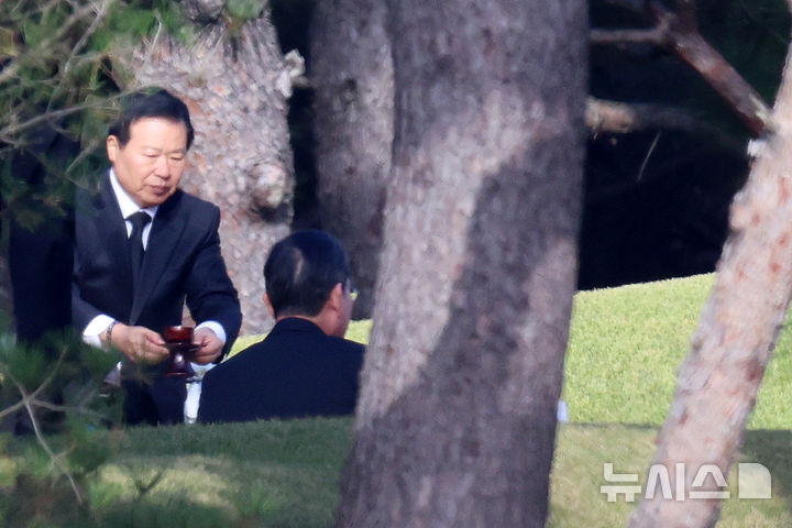 [수원=뉴시스] 조성우 기자 = 이재용 삼성전자 회장이 23일 경기도 수원시 선영에서 진행된 고 이건희 삼성그룹 선대회장의 6주기 추도식에 참석해 술을 올리고 있다. 2026.10.23. xconfind@newsis.com