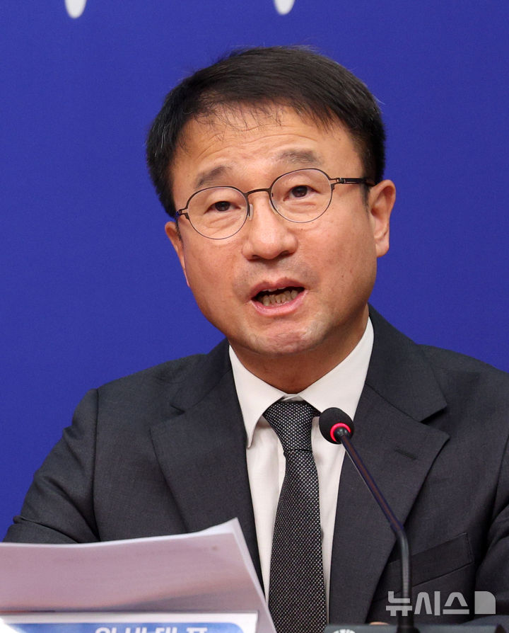 [서울=뉴시스] 고범준 기자 = 한병도 더불어민주당 원내대표가 지난 23일 서울 여의도 국회에서 열린 최고위원회의에서 발언하고 있다. 2026.10.23. bjko@newsis.com