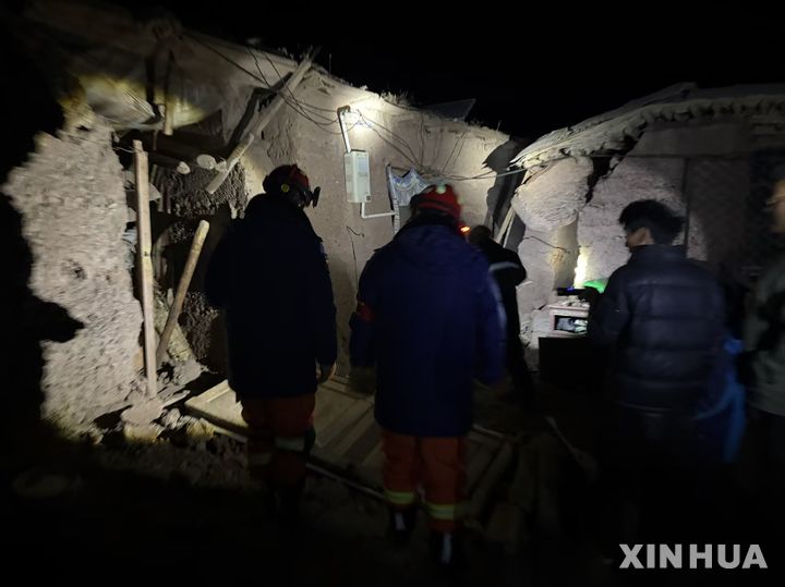 [나취=신화/뉴시스] 23일(현지 시간) 중국 시짱(티베트) 자치구 나취시 바칭현 마을에서 소방관들이 지진 피해 현장을 조사하고 있다. 나취시 비상관리국에 따르면 22일 오후 10시 33분경 바칭현에서 규모 7.0의 지진이 발생해 최소 16명이 숨지고 46명이 다쳤다. 2026.10.23.