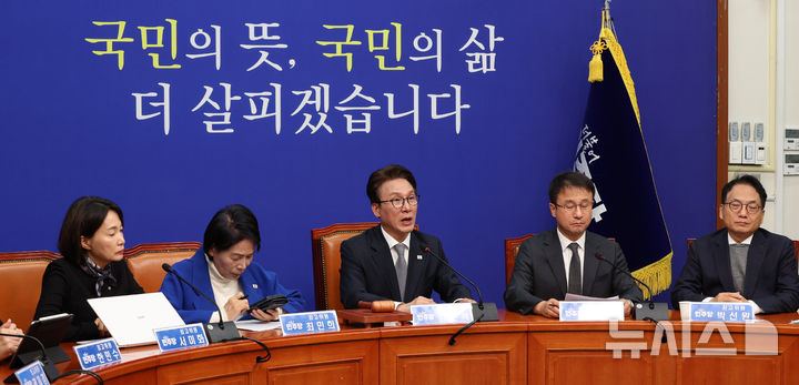 [서울=뉴시스] 고범준 기자 = 김민석 더불어민주당 대표가 23일 서울 여의도 국회에서 열린 최고위원회의에서 발언하고 있다. 2026.10.23. bjko@newsis.com