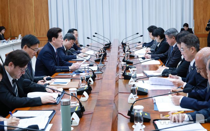 [서울=뉴시스] 조성봉 기자 = 이재명 대통령이 23일 청와대에서 열린 초안전사회 범정부 대응 회의에서 발언하고 있다.(청와대통신사진기자단) 2026.10.23. suncho21@newsis.com