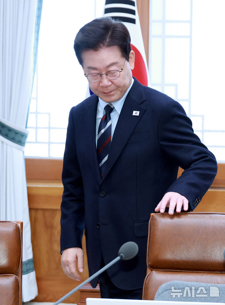 [서울=뉴시스] 조성봉 기자 = 이재명 대통령이 23일 청와대에서 열린 초안전사회 범정부 대응 회의에서 자리에 앉고 있다. (청와대통신사진기자단) 2026.10.23. suncho21@newsis.com
