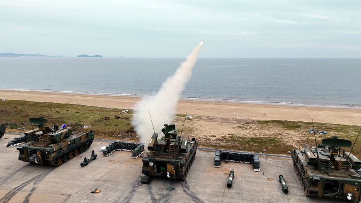 [서울=뉴시스] 지상작전사령부 겸 연합지상군구성군사령부는 지난 19일부터 23일까지 2026년 호국훈련과 연계해 '연지구사 대화력전 FTX'와 '방공 유도무기 대공사격 훈련을 실시했다. 사진은 충남 보령 훈련장에서 실시한 지작사/연지구사 방공 유도무기 대공사격훈련에서 ‘K-30 비호복합’이 국지방공레이더로부터 실시간 탐지된 적 무인기 표적을 향해 대공 유도무기 ‘신궁’을 발사하고 있다. (사진=육군 제공) 2026.10.23. photo@newsis.com *재판매 및 DB 금지