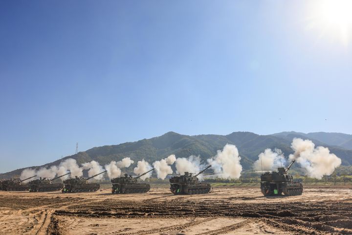 [서울=뉴시스] 지상작전사령부 겸 연합지상군구성군사령부는 지난 20일부터 23일까지 2026년 호국훈련과 연계해 '연지구사 대화력전 FTX'와 '방공 유도무기 대공사격 훈련'을 실시했다. 사진은 강원도 철원 포병사격 훈련장에서 열린 연지구사 대화력전 FTX에서 K-9 자주포 부대가 실사격 훈련을 하고 있다. (사진=육군 제공) 2026.10.23. photo@newsis.com *재판매 및 DB 금지