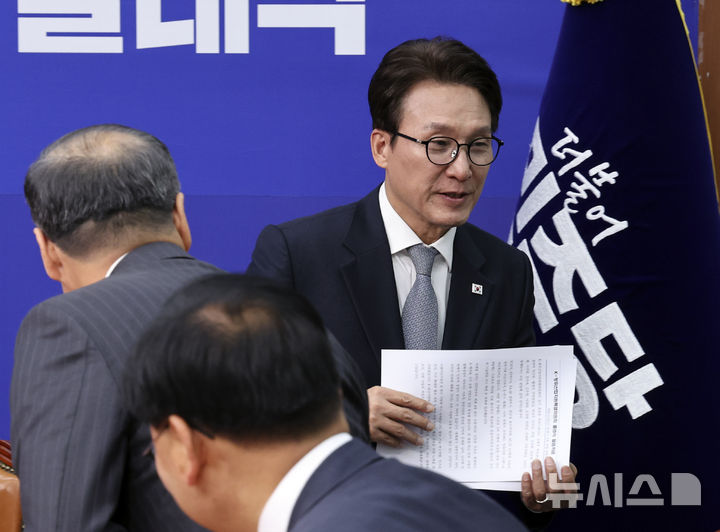 [서울=뉴시스] 최진석 기자 = 김민석 더불어민주당 대표가 23일 여의도 국회에서 열린 K-방위산업지원특별위원회 출범식에서 발언을 마친 뒤 이동하고 있다. 2026.10.23. myjs@newsis.com