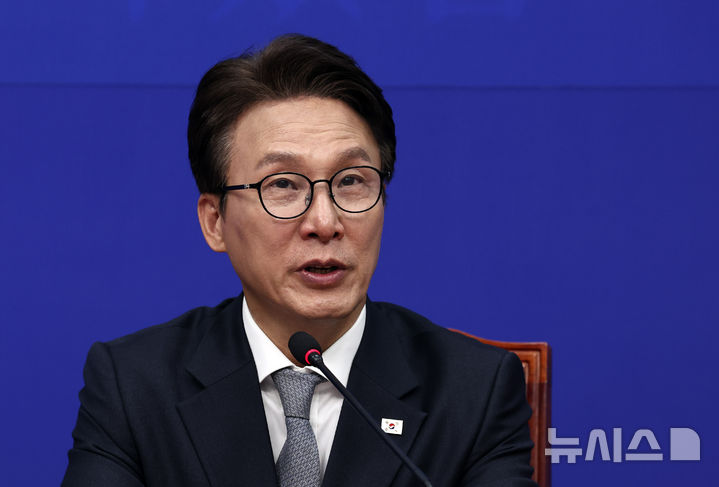 [서울=뉴시스] 최진석 기자 = 김민석 더불어민주당 대표가 23일 여의도 국회에서 열린 K-방위산업지원특별위원회 출범식에서 발언하고 있다. 2026.10.23. myjs@newsis.com