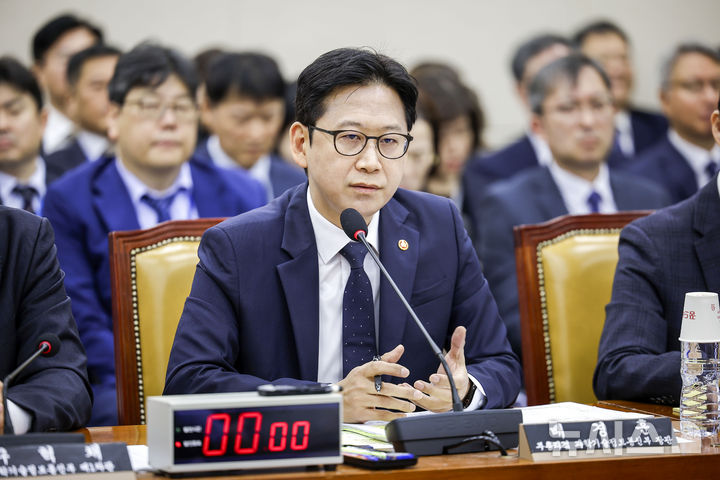 [서울=뉴시스] 정병혁 기자 = 배경훈 부총리 겸 과학기술정보통신부 장관이 23일 서울 여의도 국회에서 열린 과학기술정보방송통신위원회의 종합감사에서 질문에 답하고 있다. 2026.10.23. jhope@newsis.com