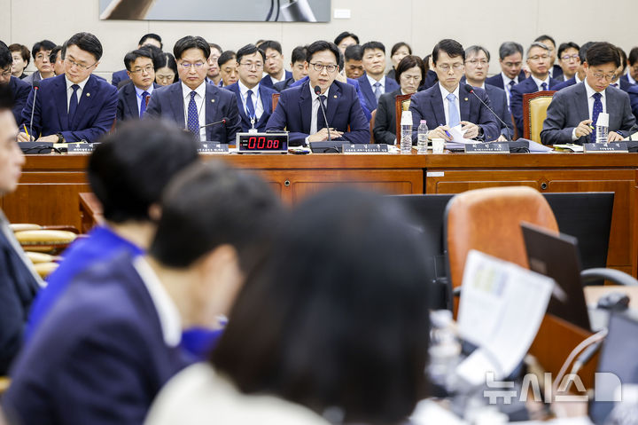 [서울=뉴시스] 정병혁 기자 = 배경훈 부총리 겸 과학기술정보통신부 장관이 23일 서울 여의도 국회에서 열린 과학기술정보방송통신위원회의 종합감사에서 질문에 답하고 있다. 2026.10.23. jhope@newsis.com