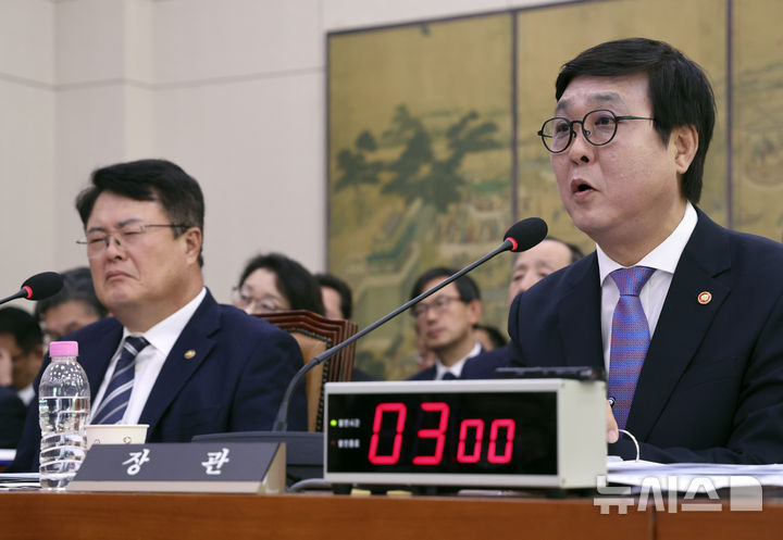 [서울=뉴시스] 최진석 기자 = 최휘영 문화체육관광부 장관이 23일 여의도 국회에서 열린 문화체육관광위원회의 문화체육관광부 등에 대한 종합감사에 출석해 의원 질의에 답하고 있다. 2026.10.23. myjs@newsis.com
