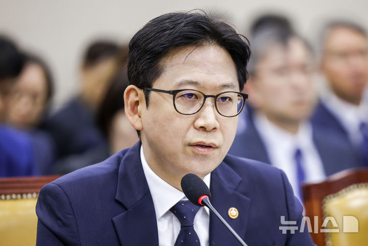 [서울=뉴시스] 정병혁 기자 = 배경훈 부총리 겸 과학기술정보통신부 장관이 23일 서울 여의도 국회에서 열린 과학기술정보방송통신위원회의 종합감사에서 질문에 답하고 있다. 2026.10.23. jhope@newsis.com