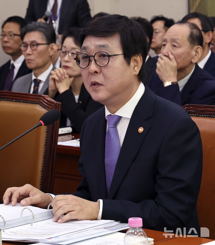 [서울=뉴시스] 최진석 기자 = 최휘영 문화체육관광부 장관이 23일 여의도 국회에서 열린 문화체육관광위원회의 문화체육관광부 등에 대한 종합감사에 출석해 의원 질의에 답하고 있다. 2026.10.23. myjs@newsis.com
