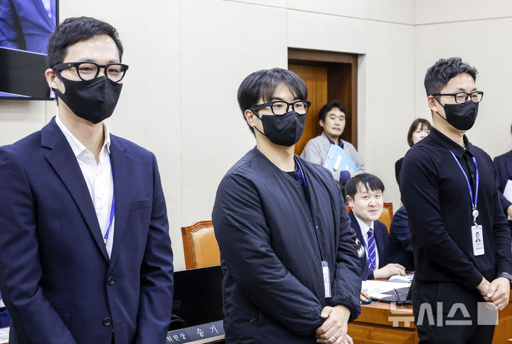 [서울=뉴시스] 정병혁 기자 = 이정헌 더불어민주당 의원실 보좌관이 23일 서울 여의도 국회에서 열린 과학기술정보방송통신위원회의 종합감사에서 AI 스마트 안경 관련 질의 도중 안경을 착용한 채 국정감사장에 나와있다. 2026.10.23. jhope@newsis.com