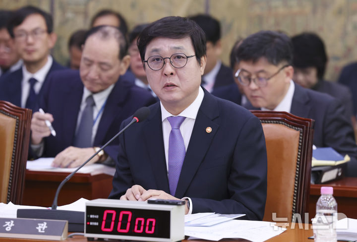 [서울=뉴시스] 최진석 기자 = 최휘영 문화체육관광부 장관이 23일 여의도 국회에서 열린 문화체육관광위원회의 문화체육관광부 등에 대한 종합감사에 출석해 의원 질의에 답하고 있다. 2026.10.23. myjs@newsis.com