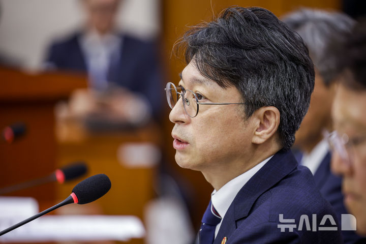 [서울=뉴시스] 정병혁 기자 = 홍지선 국토교통부 장관이 23일 서울 여의도 국회에서 열린 국토교통위원회의 종합감사에서 질문에 답하고 있다 2026.10.23. jhope@newsis.com