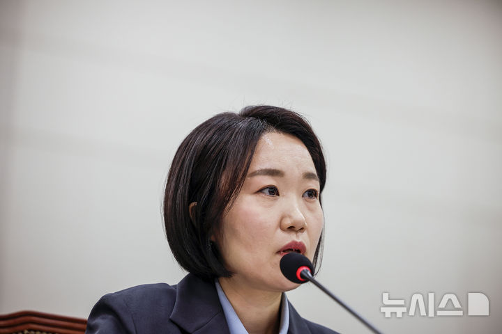[서울=뉴시스] 정병혁 기자 = 이소영 중소벤처기업부 장관이 23일 서울 여의도 국회에서 열린 산업통상자원중소벤처기업위원회의 종합감사에서 질문에 답하고 있다. 2026.10.23. jhope@newsis.com