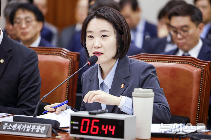 [서울=뉴시스] 정병혁 기자 = 이소영 중소벤처기업부 장관이 23일 서울 여의도 국회에서 열린 산업통상자원중소벤처기업위원회의 종합감사에서 질문에 답하고 있다. 2026.10.23. jhope@newsis.com