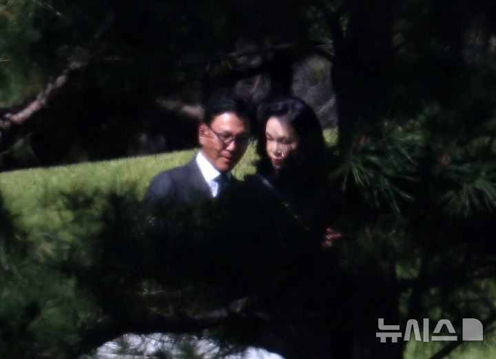 [수원=뉴시스] 조성우 기자 = 이서현 삼성물산 사장과 김재열 국제빙상경기연맹(ISU) 회장이 23일 경기도 수원시 선영에서 진행된 고 이건희 삼성그룹 선대회장의 6주기 추도식에 참석하고 있다. 2026.10.23. xconfind@newsis.com