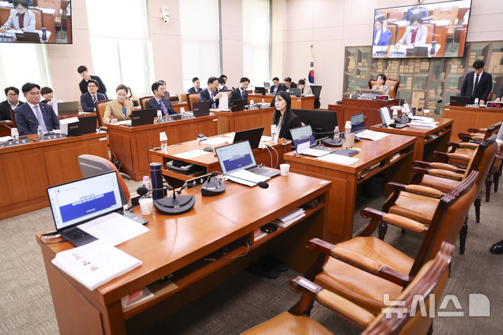 [서울=뉴시스] 최진석 기자 = 23일 여의도 국회에서 열린 문화체육관광위원회의 문화체육관광부 등에 대한 종합감사에서 야당 간사인 조은희 의원을 비롯한 국민의힘 의원들이 이재정 국회 문체위원장에 항의 뒤 퇴장해 자리가 비어 있다. 2026.10.23. myjs@newsis.com