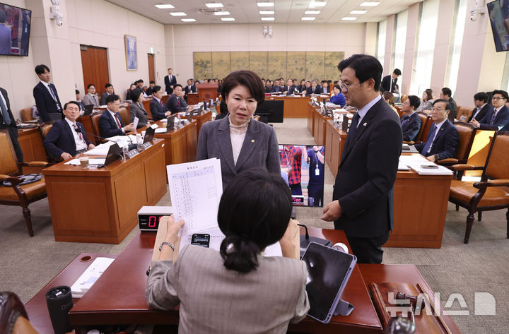 [서울=뉴시스] 최진석 기자 = 23일 여의도 국회에서 열린 문화체육관광위원회의 문화체육관광부 등에 대한 종합감사에서 야당 간사인 조은희 국민의힘 의원이 이재정 국회 문체위 위원장에게 항의하고 있다. 2026.10.23. myjs@newsis.com