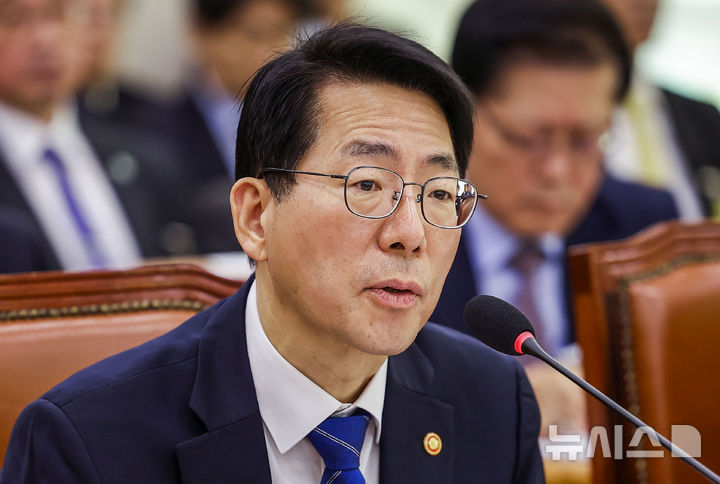 [서울=뉴시스] 정병혁 기자 = 황종우 해양수산부 장관이 23일 서울 여의도 국회에서 열린 농림축산식품해양수산위원회의 종합감사에서 질문에 답하고 있다. 2026.10.23. jhope@newsis.com