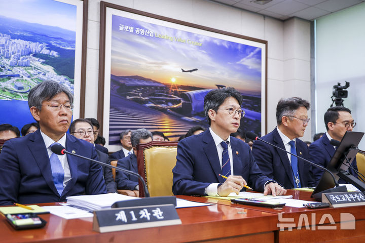 [서울=뉴시스] 정병혁 기자 = 홍지선 국토교통부 장관이 23일 서울 여의도 국회에서 열린 국토교통위원회의 종합감사에서 질문에 답하고 있다 2026.10.23. jhope@newsis.com