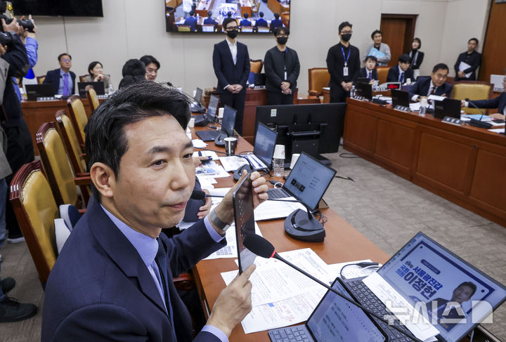 [서울=뉴시스] 정병혁 기자 = 이정헌 더불어민주당 의원이 23일 서울 여의도 국회에서 열린 과학기술정보방송통신위원회의 종합감사에서 AI 스마트 안경 관련 질의를 하고 있다. 2026.10.23. jhope@newsis.com