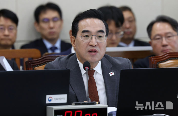 [서울=뉴시스] 고범준 기자 = 박홍근 기획예산처 장관이 23일 서울 여의도 국회에서 열린 재정경제기획위원회 기획예산처, 한국은행 등에 대한 종합감사에서 의원 질의에 답변하고 있다. 2026.10.23. bjko@newsis.com