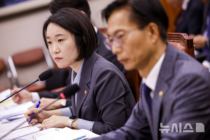 [서울=뉴시스] 정병혁 기자 = 이소영 중소벤처기업부 장관이 23일 서울 여의도 국회에서 열린 산업통상자원중소벤처기업위원회의 종합감사에서 질문에 답하고 있다. 2026.10.23. jhope@newsis.com