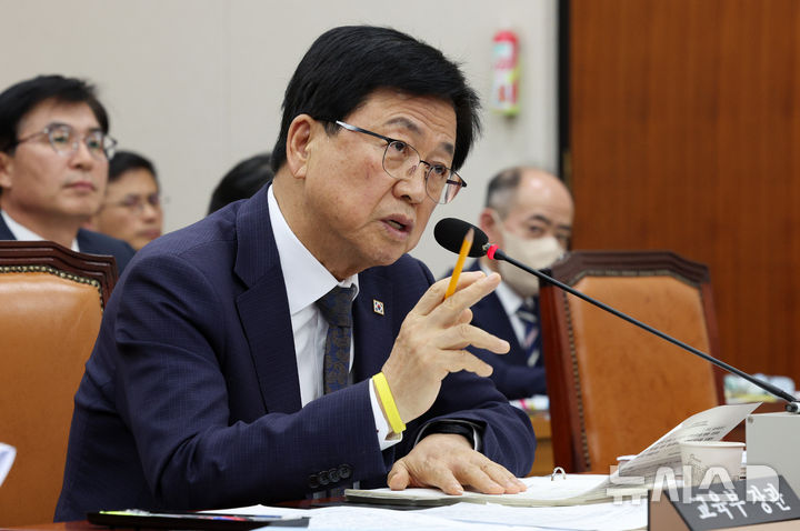[서울=뉴시스] 고범준 기자 = 최교진 교육부 장관이 23일 서울 여의도 국회에서 열린 교육위원회 교육부, 국가교육위원회 등에 대한 종합감사에서 의원 질의에 답변하고 있다. 2026.10.23. bjko@newsis.com