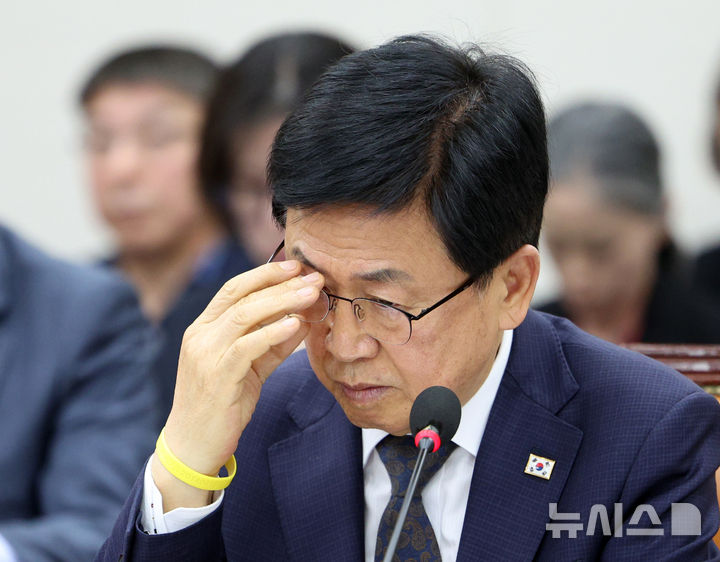 [서울=뉴시스] 고범준 기자 = 최교진 교육부 장관이 23일 서울 여의도 국회에서 열린 교육위원회 교육부, 국가교육위원회 등에 대한 종합감사에서 안경을 고쳐쓰고 있다. 2026.10.23. bjko@newsis.com