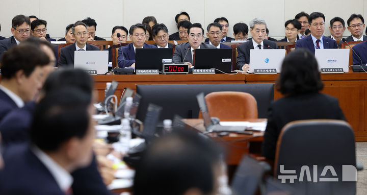 [서울=뉴시스] 고범준 기자 = 박홍근 기획예산처 장관이 23일 서울 여의도 국회에서 열린 재정경제기획위원회 기획예산처, 한국은행 등에 대한 종합감사에서 의원 질의에 답변하고 있다. 2026.10.23. bjko@newsis.com