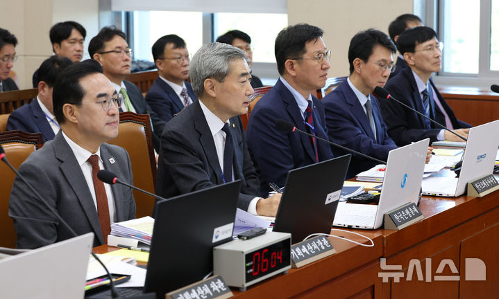 [서울=뉴시스] 고범준 기자 = 신현송 한국은행 총재가 23일 서울 여의도 국회에서 열린 재정경제기획위원회 기획예산처, 한국은행 등에 대한 종합감사에서 의원 질의에 답변하고 있다. 2026.10.23. bjko@newsis.com