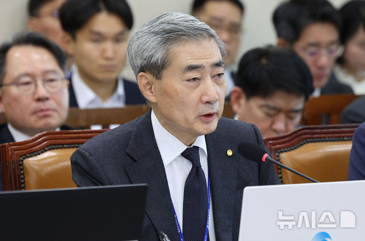 [서울=뉴시스] 고범준 기자 = 신현송 한국은행 총재가 23일 서울 여의도 국회에서 열린 재정경제기획위원회 기획예산처, 한국은행 등에 대한 종합감사에서 의원 질의에 답변하고 있다. 2026.10.23. bjko@newsis.com