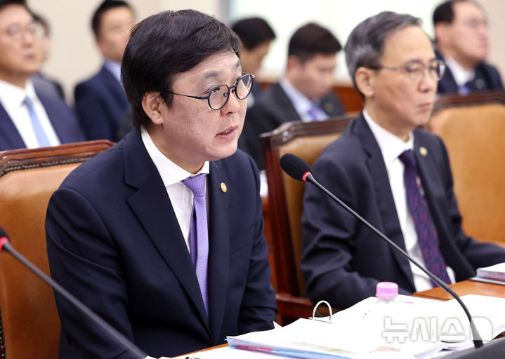 [서울=뉴시스] 최진석 기자 = 최휘영 문화체육관광부 장관이 23일 여의도 국회에서 열린 문화체육관광위원회의 문화체육관광부 등에 대한 종합감사에서 의원 질의에 답하고 있다. 2026.10.23. myjs@newsis.com