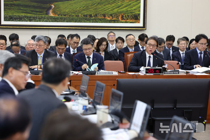 [서울=뉴시스] 고범준 기자 = 박승흡(오른쪽 두번째) 근로복지공단 이사장이 23일 서울 여의도 국회에서 열린 기후에너지환경노동위원회 국정감사(근로복지공단 등)에서 의원 질의에 답변하고 있다. 2026.10.23. bjko@newsis.com