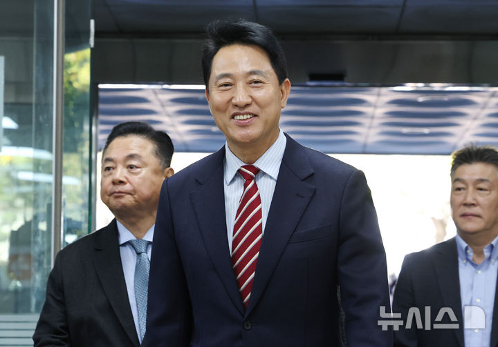 [서울=뉴시스] 박주성 기자 = 오세훈 서울시장이 23일 서울 서초구 서울고법에서 열린 '명태균 여론조사 대납 의혹 사건' 항소심 선고공판에 출석하고 있다. (공동취재). 2026.10.23. park7691@newsis.com