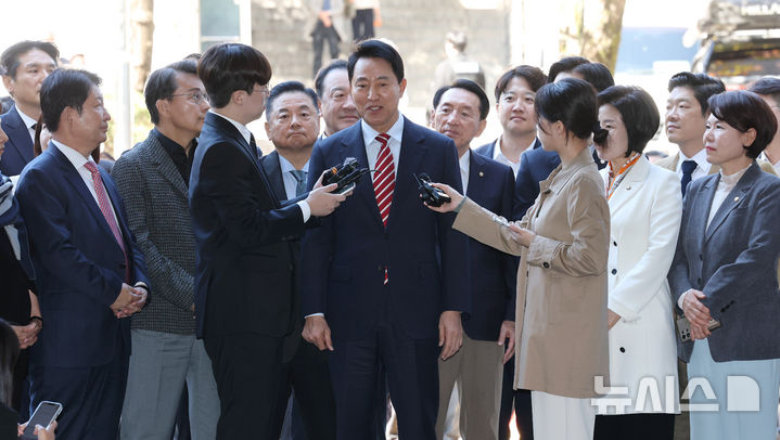 [서울=뉴시스] 박주성 기자 = 오세훈 서울시장이 23일 서울 서초구 서울고법에서 열린 '명태균 여론조사 대납 의혹 사건' 항소심 선고공판에 출석하고 있다. (공동취재). 2026.10.23. park7691@newsis.com