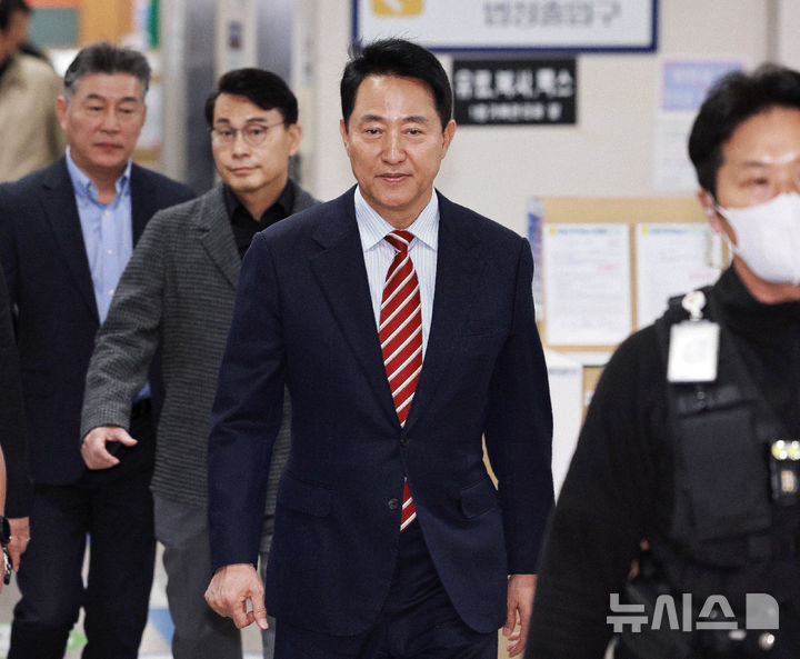 [서울=뉴시스] 박주성 기자 = 오세훈 서울시장이 23일 서울 서초구 서울고법에서 열린 '명태균 여론조사 대납 의혹 사건' 항소심 선고공판에 출석하고 있다. (공동취재). 2026.10.23. park7691@newsis.com