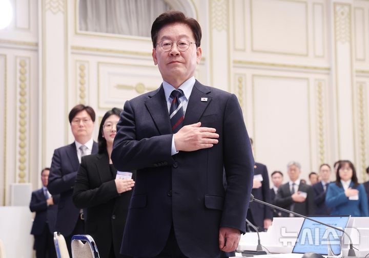[서울=뉴시스] 조성봉 기자 = 이재명 대통령이 23일 청와대 영빈관에서 열린 규제합리화위원회 제2차 전체회의에서 국민의례를 하고 있다. 2026.10.23. suncho21@newsis.com