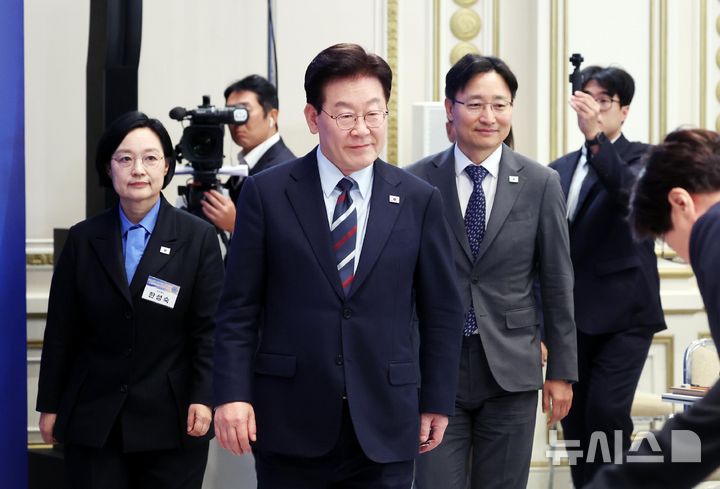 [서울=뉴시스] 조성봉 기자 = 이재명 대통령이 23일 청와대 영빈관에서 열린 규제합리화위원회 제2차 전체회의에 입장하고 있다. 2026.10.23. suncho21@newsis.com