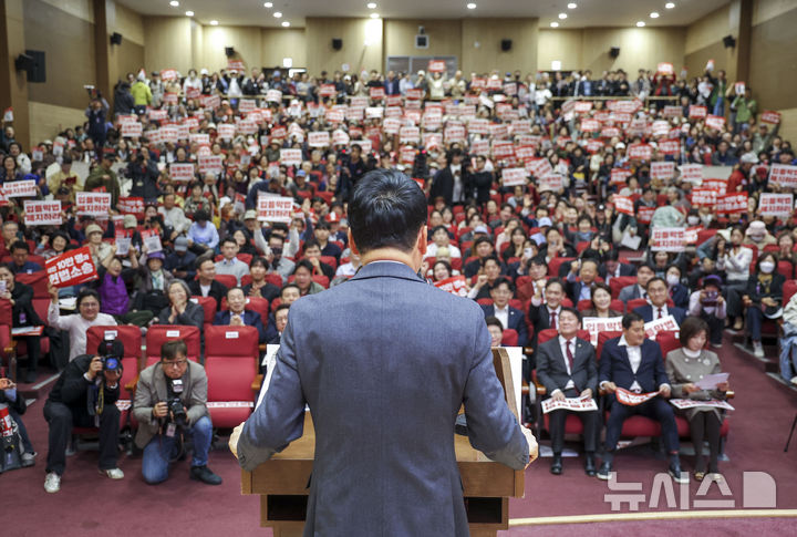 [서울=뉴시스] 정병혁 기자 = 장동혁 국민의힘 대표가 23일 서울 여의도 국회에서 열린 주진우 의원 등 주최 '입틀막법 총력투쟁 결의대회'에서 축사를 하고 있다. 2026.10.23. jhope@newsis.com
