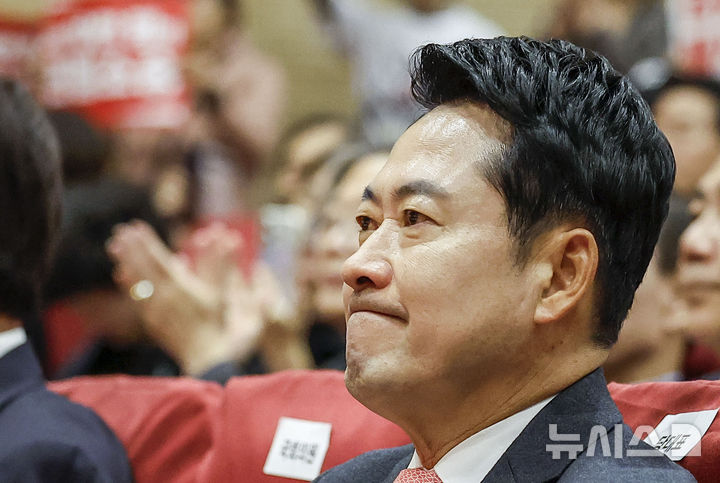 [서울=뉴시스] 정병혁 기자 = 장동혁 국민의힘 대표가 지난 23일 서울 여의도 국회에서 열린 주진우 의원 등 주최 '입틀막법 총력투쟁 결의대회'에서 주진우 의원의 발언을 듣고 있다. 2026.10.23. jhope@newsis.com