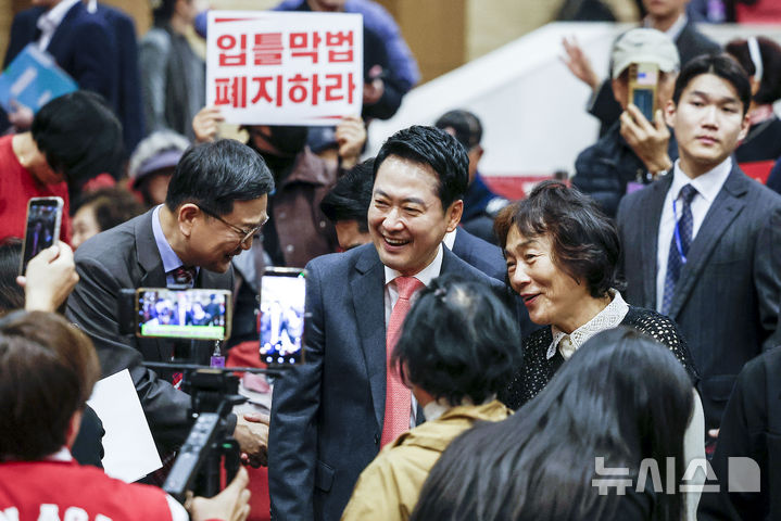 [서울=뉴시스] 정병혁 기자 = 장동혁 국민의힘 대표가 23일 서울 여의도 국회에서 열린 주진우 의원 등 주최 '입틀막법 총력투쟁 결의대회'에 참석하고 있다. 2026.10.23. jhope@newsis.com